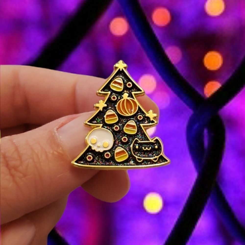 🎃Halloween tree enamel pin 
